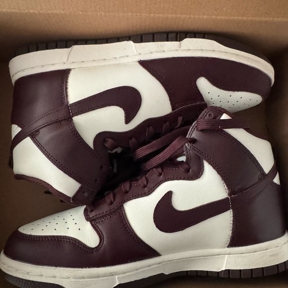 Nike Dunk High in Burgundy Crush - Picture 1 of 4